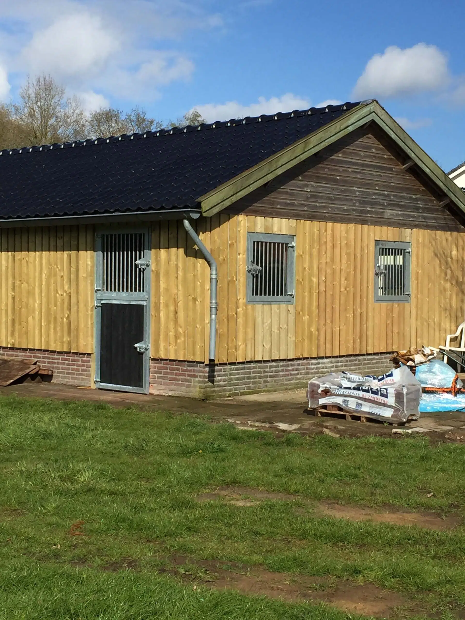 Standaard dubbele buitendeur dicht met tralie en plexi