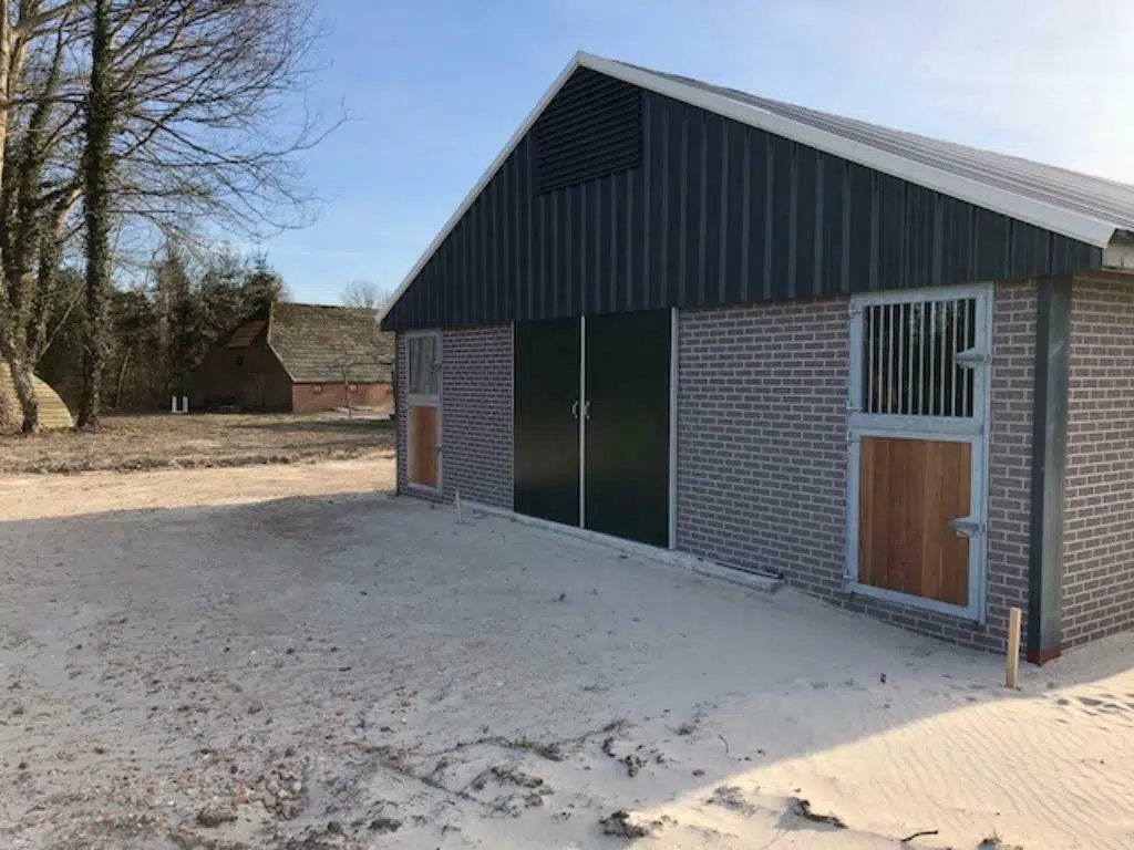 Standaard dubbele buitendeur dicht en tralie plexi