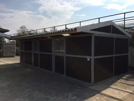 Zadeldak van buitenstal 14